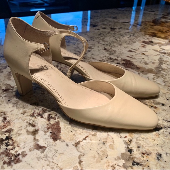 Cream colored heels - Picture 1 of 3